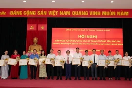 Các cá nhân có thành tích trong công tác tuyên truyền về Đảng bộ Khối các cơ quan Trung ương giai đoạn 2020-2023 nhận Kỷ niệm chương. (Ảnh: Phương Hoa/TTXVN)