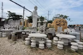 Từ những hòn đá vô tri, những thợ thổi hồn vào các sản phẩm rất sinh động và đẹp mắt. (Ảnh: Hoàng Nhị/TTXVN)