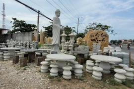  Từ những hòn đá vô tri, những thợ thổi hồn vào các sản phẩm rất sinh động và đẹp mắt. (Ảnh: Hoàng Nhị/TTXVN)