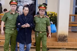 Đối tượng Hoàng Văn Hiền- bị truy nã về hành vi trồng cây cây cần sa vào đầu năm 2022 và tiếp tục tái phạm bị bắt. (Ảnh: TTXVN phát) 