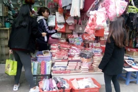 Nhiều bạn trẻ tự mua các nguyên liệu làm bánh hoặc chocolate cùng các hộp quà tặng để dành tặng "nửa kia" của mình. (Ảnh: Hương Nam/Vietnam+)