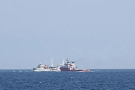 Tàu Trung Quốc bao vây khóa chặt nhóm tàu cá của Việt Nam