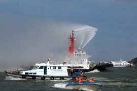 Diễn tập phối hợp tìm kiếm cứu nạn hàng hải trong vùng nước cảng biển. (Ảnh: Lê Sen/TTXVN)