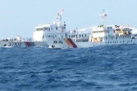 Tàu Trung Quốc bám sát, chèn ép tàu Kiểm ngư Việt Nam. (Nguồn: Cục Kiểm ngư Việt Nam)