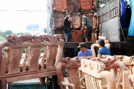 Sản phẩm gỗ xuất khẩu của doanh nghiệp tại huyện Thường Tín, Hà Nội. (Ảnh: Đình Huệ/TTXVN)
