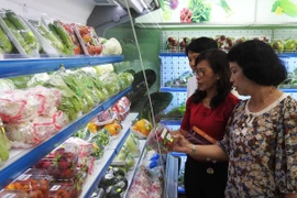 Người tiêu dùng lựa chọn rau củ quả an toàn. (Ảnh: Thanh Tân/TTXVN)