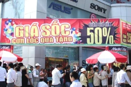 Chương trình khuyến mãi thu hút đông đảo khách hàng. (Ảnh: Thanh Tâm/Vietnam+)
