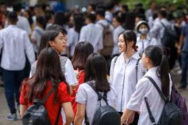 Các thí sinh trường Trung học Phổ thông Việt Đức phấn khởi trong ngày đầu làm thủ tục dự thi. (Ảnh: Minh Sơn/Vietnam+)