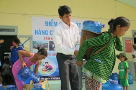 Người dân tại Bình Thuận nhận nước sạch hỗ trợ. (Ảnh: World Vision)