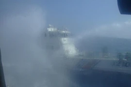Các tàu Trung Quốc vây hãm và phun nước vào tàu Kiểm ngư Việt Nam. (Ảnh: Văn Sơn/TTXVN)