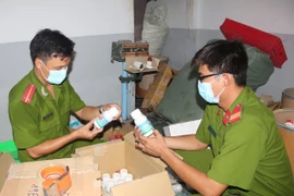 Cơ quan chức năng thu giữ hàng nghìn sản phẩm thuốc bảo vệ thực vật giả. (Ảnh: Đặng Công Mạo/TTXVN)