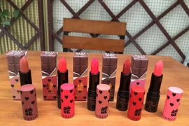 Một mẫu son được bày bán trên thị trường. (Ảnh: Vũ Hương/Vietnam+) 