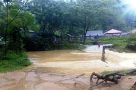 Nước tràn gây ngập đường khiến giao thông bị chia cắt ở Bắc Kạn. (Ảnh: Bùi Đức Hiếu/TTXVN)