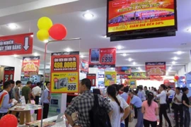 Chương trình khuyến mãi thu hút đông đảo khách hàng tham quan mua sắm. (Ảnh: Thanh Tâm/Vietnam+)