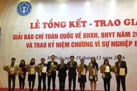 Các tác giả đạt giải B Giải báo chí toàn Quốc về bảo hiểm xã hội, bảo hiểm y tế năm 2015-2016. (Ảnh: PV/Vietnam+)