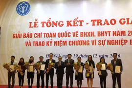Các tác giả đạt giải B Giải báo chí toàn Quốc về bảo hiểm xã hội, bảo hiểm y tế năm 2015-2016. (Ảnh: PV/Vietnam+)
