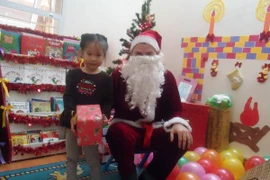 Các em bé đều háo hức nhận quà từ ông già Noel. (CTV/Vietnam+)