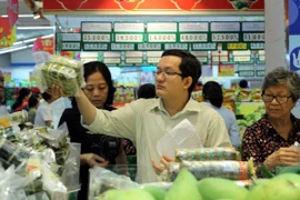 Người tiêu dùng chọn lựa rau củ quả tại siêu thị. (Ảnh: Thanh Vũ/TTXVN)