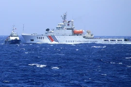 Tàu Trung Quốc sẵn sàng đâm va, ngăn cản tàu của các lực lượng thực thi pháp luật của Việt Nam. (Ảnh: Công Định-Hữu Trung/TTXVN)