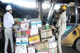 Vận chuyển thuốc bảo vệ thực vật nhập lậu vào khu vực tiêu hủy. (Ảnh: PV/Vietnam+)
