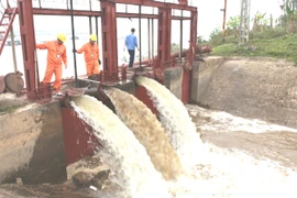 Các hồ thủy điện xả nước để phục vụ vụ Đông Xuân. (Ảnh: Ngọc Hà/TTXVN) 