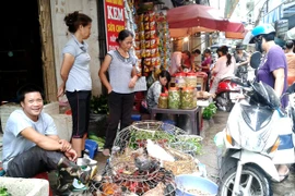 Thực phẩm thu hút người tiêu dùng dịp World Cup. (Ảnh: Thanh Tâm/Vietnam+)