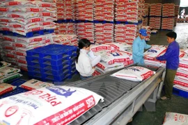 Vận chuyển sản phẩm thức ăn chăn nuôi đi tiêu thụ. (Ảnh: Danh Lam/TTXVN)