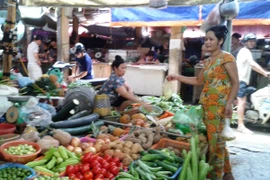 Nhiều thực phẩm tăng giá. (Ảnh: Thanh Tâm/Vietnam+)