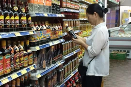 Người tiêu dùng lựa chọn nước mắm tùy thuộc vào sở thích của mình. (Ảnh: Thanh Tâm/Vietnam+)