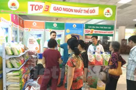 Gian hàng gạo thu hút người mua tại Hội chợ chuyên ngành về thực phẩm và nông sản sạch tại Hà Nội. . (Ảnh: Thanh Tâm/Vietnam+)
