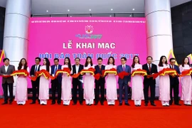 Lễ cắt băng khai mạc Hội Báo toàn quốc 2017. (Ảnh: Minh Quyết/TTXVN) 