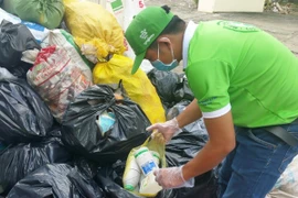 Nông dân thu gom vỏ thuốc bảo vệ thực vật để tiêu hủy. (Ảnh: Thanh Tâm/Vietnam+)