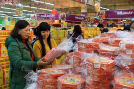 Nhiều chị em lựa chọn cách cùng đi sắm Tết với mẹ chồng. (Ảnh: Vũ Sinh/TTXVN)