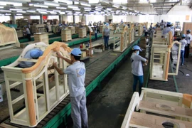 Sản xuất đồ gỗ nội thất gia dụng cao cấp xuất khẩu. (Ảnh: Vũ Sinh/TTXVN)