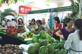 Người tiêu dùng lựa chọn sản phẩm an toàn tại Hội chợ. (Ảnh: Thanh Tâm/Vietnam+)