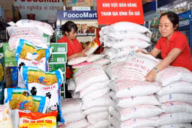 Các sản phẩm gạo được bày bán trên thị trường. (Ảnh: Đình Huệ/TTXVN)