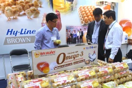 Khách hàng tham quan các gian hàng tại triển lãm VIETSTOCK 2014. (Ảnh: Mạnh Linh/TTXVN)