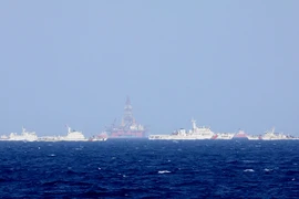 Trung Quốc bố trí tàu bảo vệ quanh giàn khoan Hải Dương-981. (Ảnh: Công Định-Hữu Trung/TTXVN)