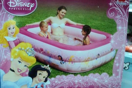 Bể bơi phao mini tiện lợi và độc đáo. (Ảnh: Thanh Tâm/Vietnam+)