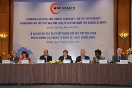 Đại diện của các đối tác tham gia đã ký kết Khung đối tác Một sức khỏe phòng chống dịch bệnh từ động vật sang người (OHP). (Ảnh: Thanh Tâm/Vietnam+)