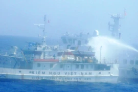 Các tàu Trung Quốc vây hãm và phun nước vào tàu Kiểm ngư Việt Nam. (Ảnh: Văn Sơn/TTXVN)