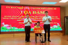 Trung tâm học tập cộng đồng phường Quang Trung (thành phố Uông Bí) tổ chức trao quà cho em Nguyễn Xuân Bách (Trường Tiểu học Quang Trung) tại buổi tọa đàm "Hành trang chúng em bước vào kỷ nguyên số". (Nguồn: Hội Khuyến học tỉnh Quảng Ninh)
