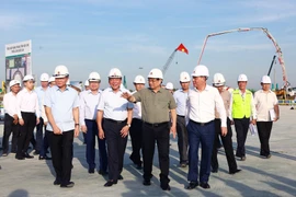 Thủ tướng Phạm Minh Chính kiểm tra tiến độ thi công dự án Trung tâm Hội chợ Triển lãm Quốc gia tại huyện Đông Anh, Hà Nội. (Ảnh: Dương Giang/TTXVN)