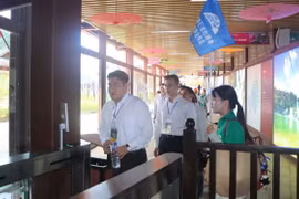 Du khách Việt Nam nhập cảnh sang tham quan thác Bản Giốc phía bên kia bên giới.(Ảnh: Chu Hiệu/TTXVN.)
