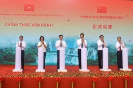 Ấn nút vận hành chính thức Khu cảnh quan thác Bản Giốc (Việt Nam)-Đức Thiên (Trung Quốc). (Ảnh: Chu Hiệu/TTXVN.)