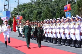 Đại tướng, Bộ trưởng Bộ Quốc phòng Phan Văn Giang và Đại tướng Chansamone Chanyalath, Phó Thủ tướng, Bộ trưởng Bộ Quốc phòng Lào duyệt Đội danh dự Quân đội Nhân dân Việt Nam. (Ảnh: Trọng Đức/TTXVN)