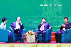 Thủ tướng Phạm Minh Chính và Giáo sư Klaus Schwab, Chủ tịch sáng lập Diễn đàn Kinh tế thế giới (WEF) giao lưu với sinh viên. (Ảnh: Dương Giang/TTXVN)