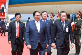 Lễ đón Thủ tướng Phạm Minh Chính đến thủ đô Vientiane (Lào), bắt đầu chuyến tham dự Hội nghị Cấp cao ASEAN lần thứ 44, 45. (Ảnh: Dương Giang/TTXVN)