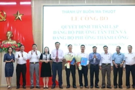 Thành ủy Buôn Ma Thuột công bố Quyết định của Ban Thường vụ Thành ủy về việc thành lập Đảng bộ phường Thành Công và Đảng bộ phường Tân Tiến sau khi sắp xếp lại đơn vị hành chính cấp xã. (Ảnh: TTXVN phát)