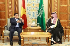 Thủ tướng Phạm Minh Chính gặp Hoàng Thái tử kiêm Thủ tướng Vương quốc Saudi Arabia Mohammed Bin Salman. (Ảnh: Dương Giang/TTXVN)